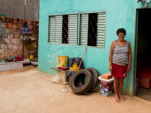 Muitas pessoas vivem na pobreza.